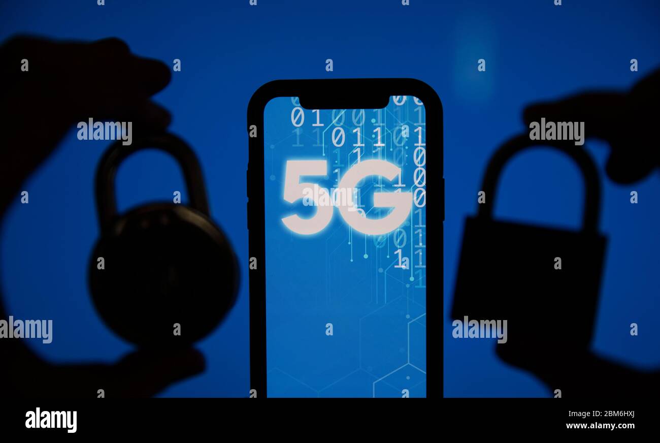 LONDRES, Royaume-Uni - 6 mai 2020 : 5G signature de technologie mobile et cadenas de sécurité Banque D'Images