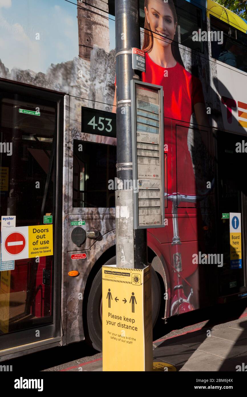 Le nombre de nouveaux cas de coronavirus au Royaume-Uni s'élève à 201,101, avec un nombre de décès au Royaume-Uni de 30,076, le plus élevé enregistré en Europe, Un panneau transport pour Londres (TFL) demande au public de maintenir des distances sociales sûres lorsqu'il voyage dans les transports publics de la capitale, tels que les bus, pendant le confinement continu de Covid, le 6 mai 2020, dans le sud de Londres, en Angleterre. Les portes d'entrée des bus londoniens sont maintenant désactivées pour éviter l'exposition des conducteurs au virus, et aucun tarif n'est pris sur les voyages pour éviter davantage le contact avec le lecteur de carte. Banque D'Images