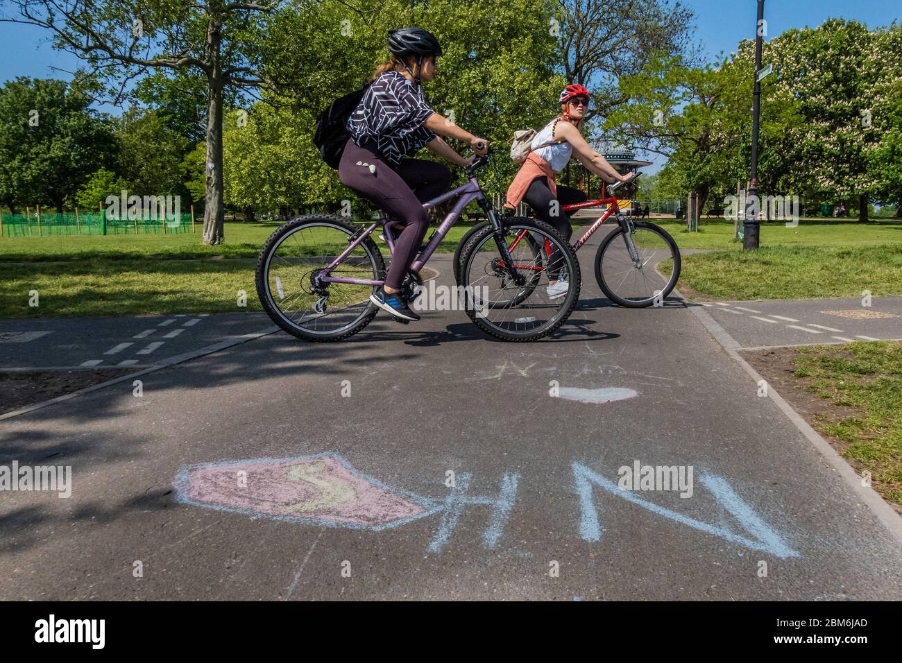 Londres, Royaume-Uni. 07th Mai 2020. Les gens dehors pour leur exercice quotidien passent un nouveau message de remerciement à la craie au NHS - avec le S sous la forme de l'insigne de Superman - Clapham Common. Le « verrouillage » se poursuit pour l'épidémie du coronavirus (Covid 19) à Londres. Crédit : Guy Bell/Alay Live News Banque D'Images