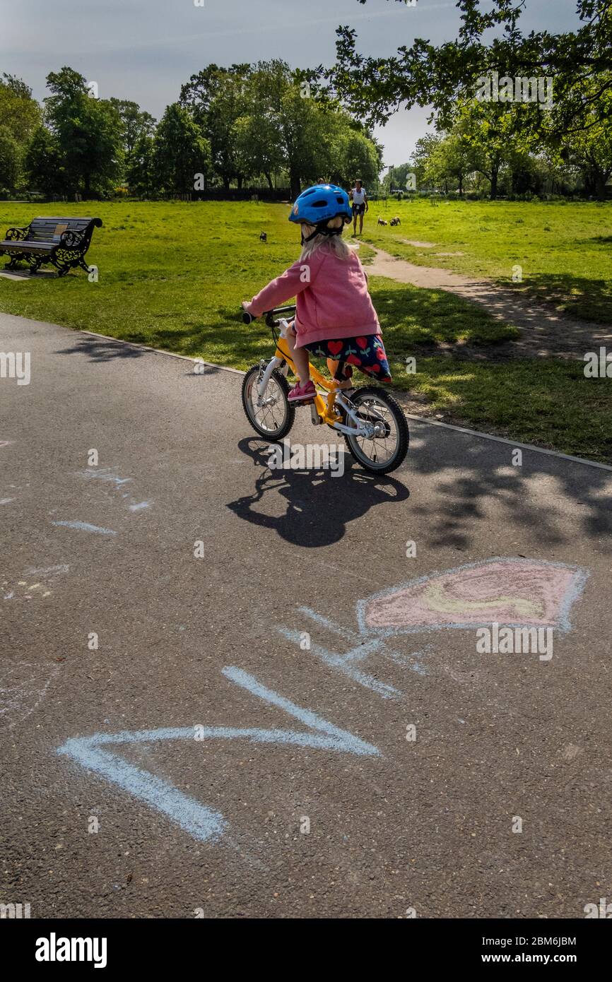 Londres, Royaume-Uni. 07th Mai 2020. Les gens dehors pour leur exercice quotidien passent un nouveau message de remerciement à la craie au NHS - avec le S sous la forme de l'insigne de Superman - Clapham Common. Le « verrouillage » se poursuit pour l'épidémie du coronavirus (Covid 19) à Londres. Crédit : Guy Bell/Alay Live News Banque D'Images