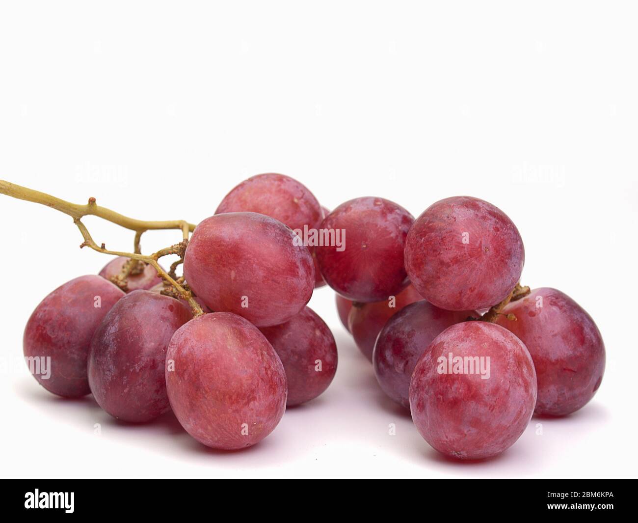 Gros plan fruits de raisin Santé , placé sur un fond blanc. Banque D'Images