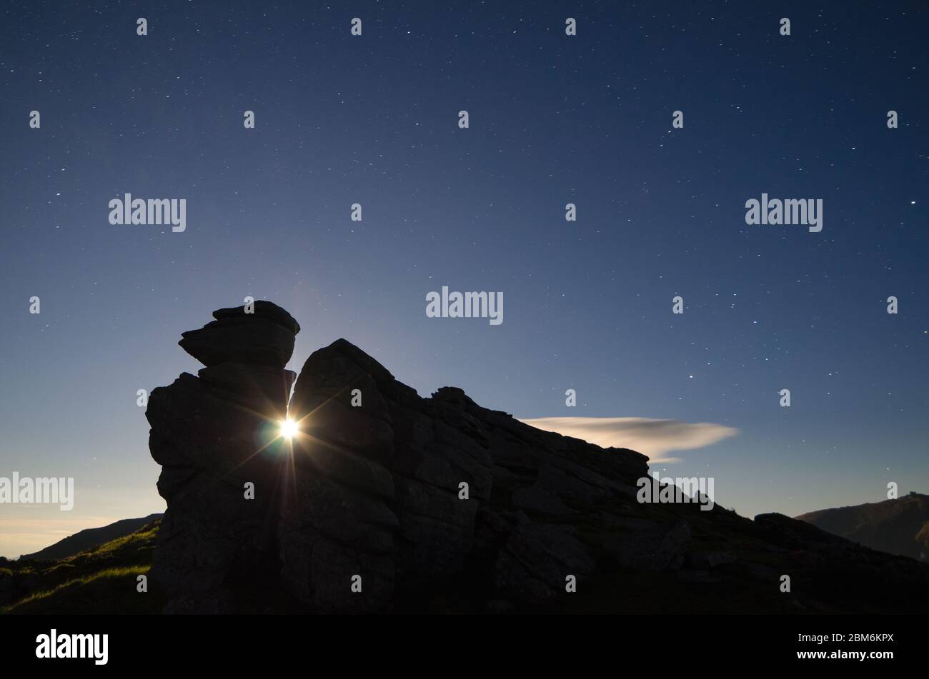 Lune dans le rocher. Paysage de nuit dans les montagnes. Carpates, Ukraine, Europe Banque D'Images