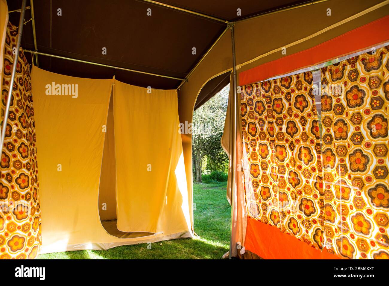 Tente originale française de cadre de Raclet des années 70, camping  familial de 6 places avec style rétro classique pour le camping familial et  les vacances d'été, Kent, Royaume-Uni Photo Stock -
