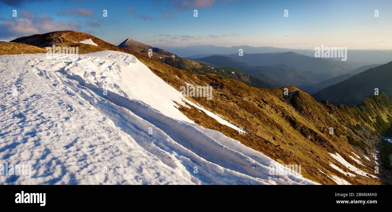 La flèche de neige pointe vers la montagne Hoverla. C'est la plus haute montagne des Carpates ukrainiens, avec une altitude de 2061 mètres. Banque D'Images