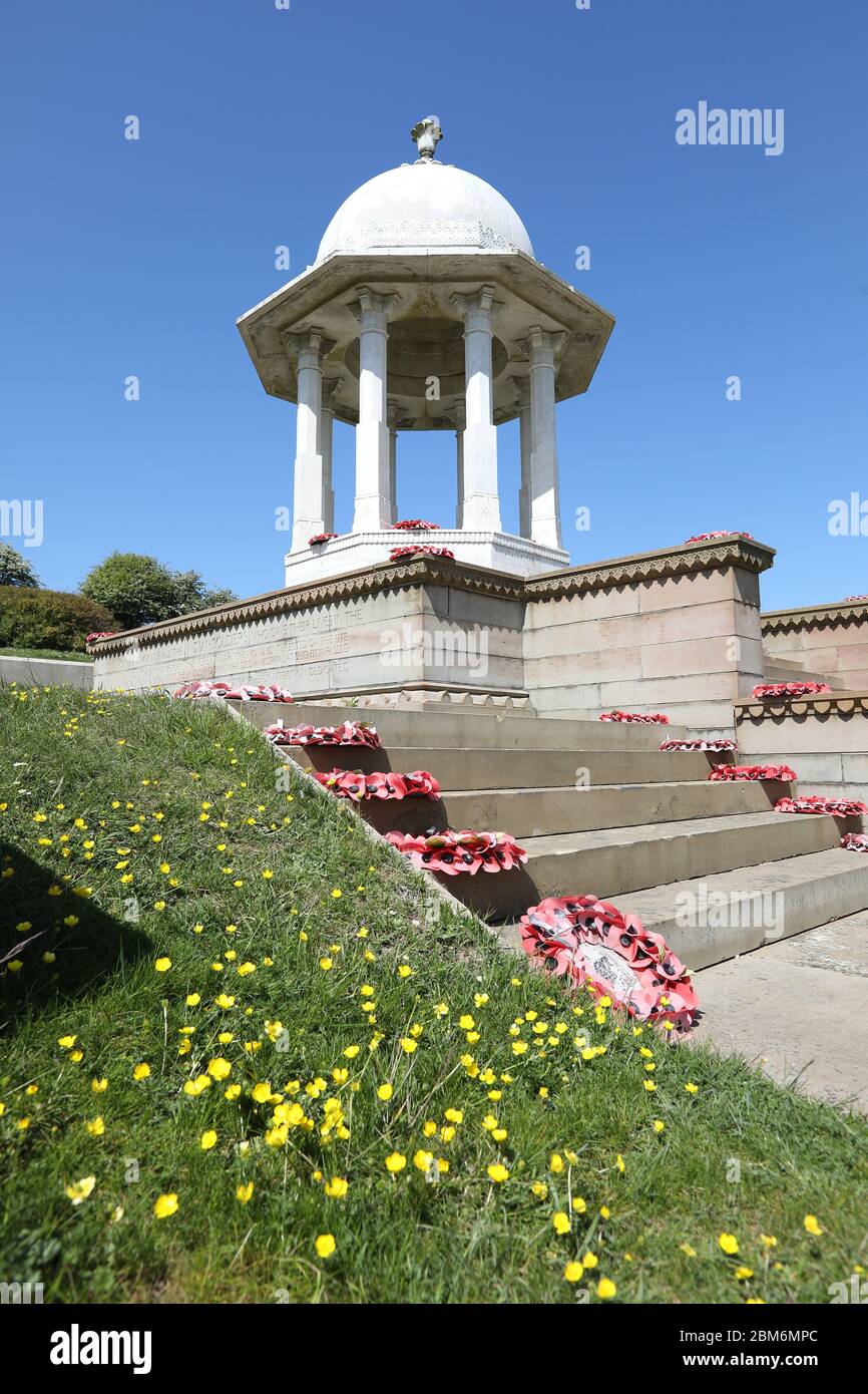 Le Chatte, situé sur les South Downs au nord de Brighton, est un monument commémoratif construit pour honorer les morts indiens de la première Guerre mondiale. Il se trouve sur les Downs près de Patcham, à l'endroit où les soldats hindous et sikhs qui sont morts dans les hôpitaux de guerre de Brighton en 1914-1915 ont été incinérés. Il a été dévoilé par le Prince de Galles le 21 février 1921. Banque D'Images