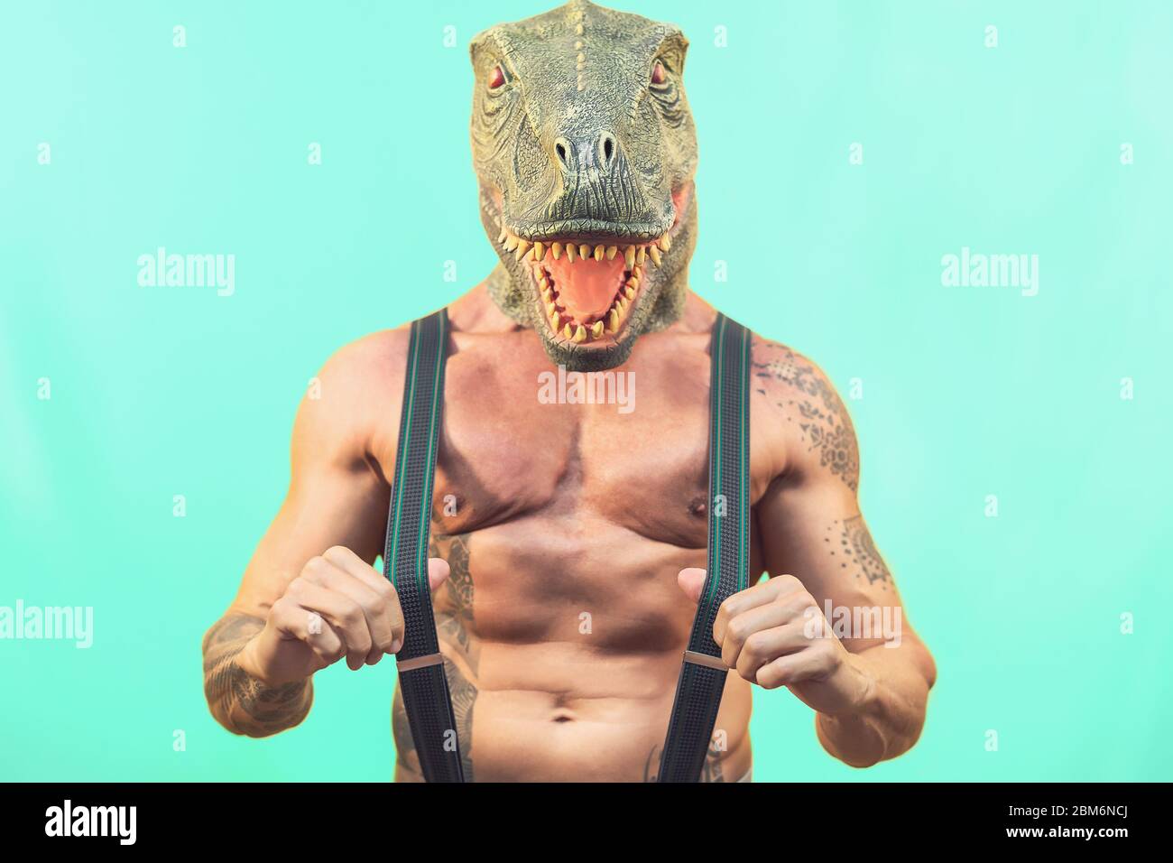 FIT senior homme portant le masque de dinosaure t-rex - Crazy hipster gars ayant le plaisir de célébrer mascarade fêtes de carnaval Banque D'Images