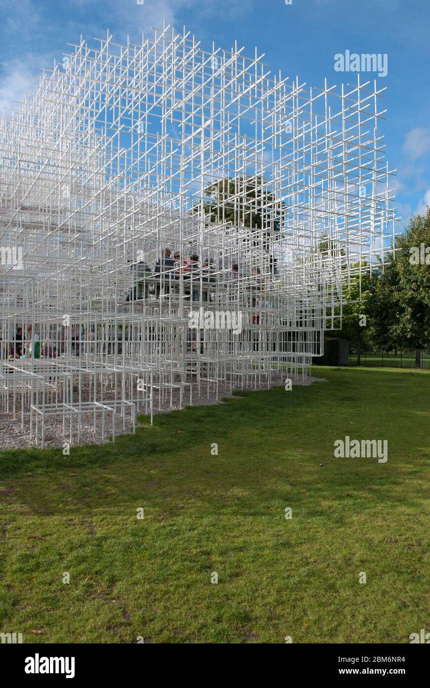 Pavillon d'été Galeries Serpentine Pavillon Serpentine 2013, Jardins Kensington, Londres, W2 3XA par Sou Fujimoto Banque D'Images