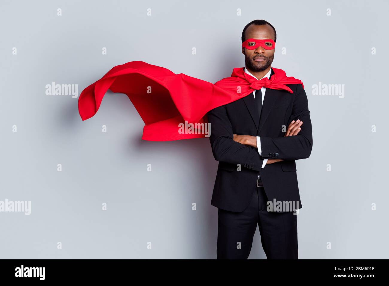 Brave courage afro américain homme jour il agent collier nuit forte superman  cross mains prêt sauver monde porter rouge costume blazer pantalon Tuxedo  cravate Photo Stock - Alamy