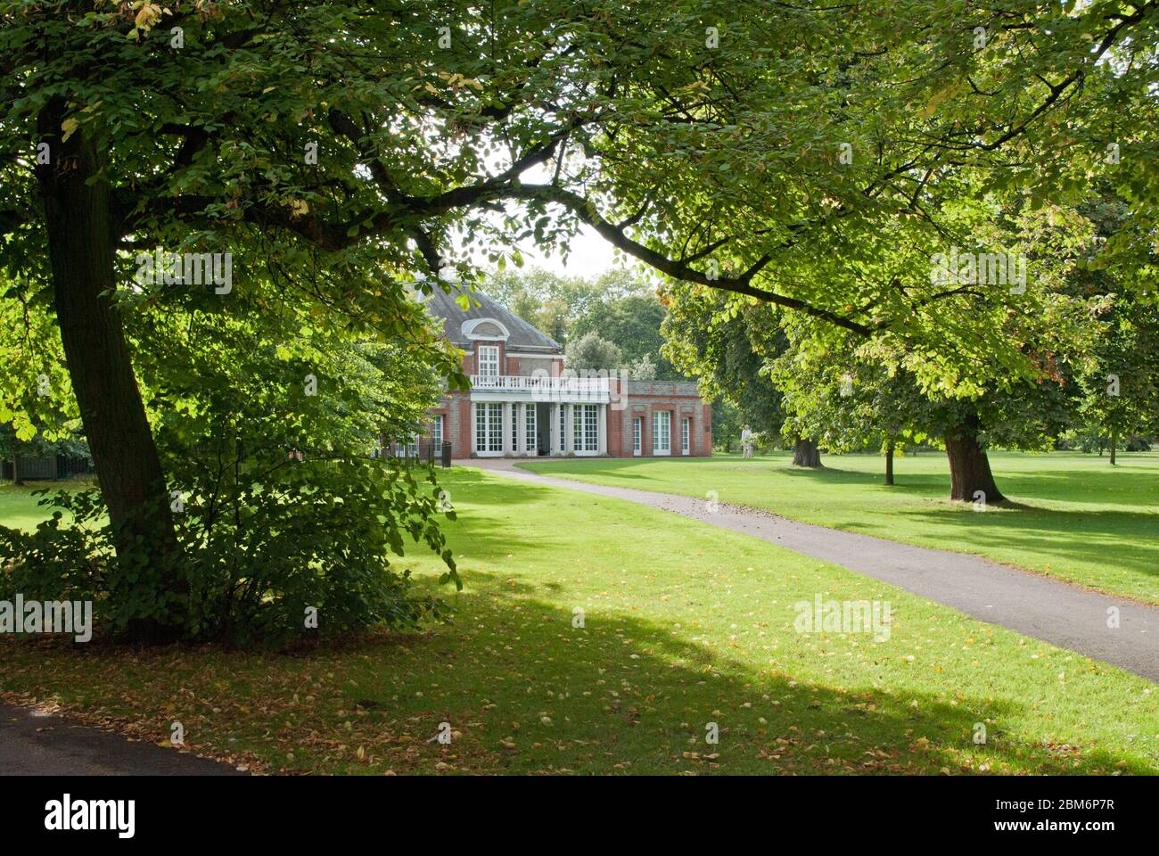 Façade classique Doric Columns Serpentine Gallery, Kensington Gardens, Londres W2 par James Gray West Banque D'Images