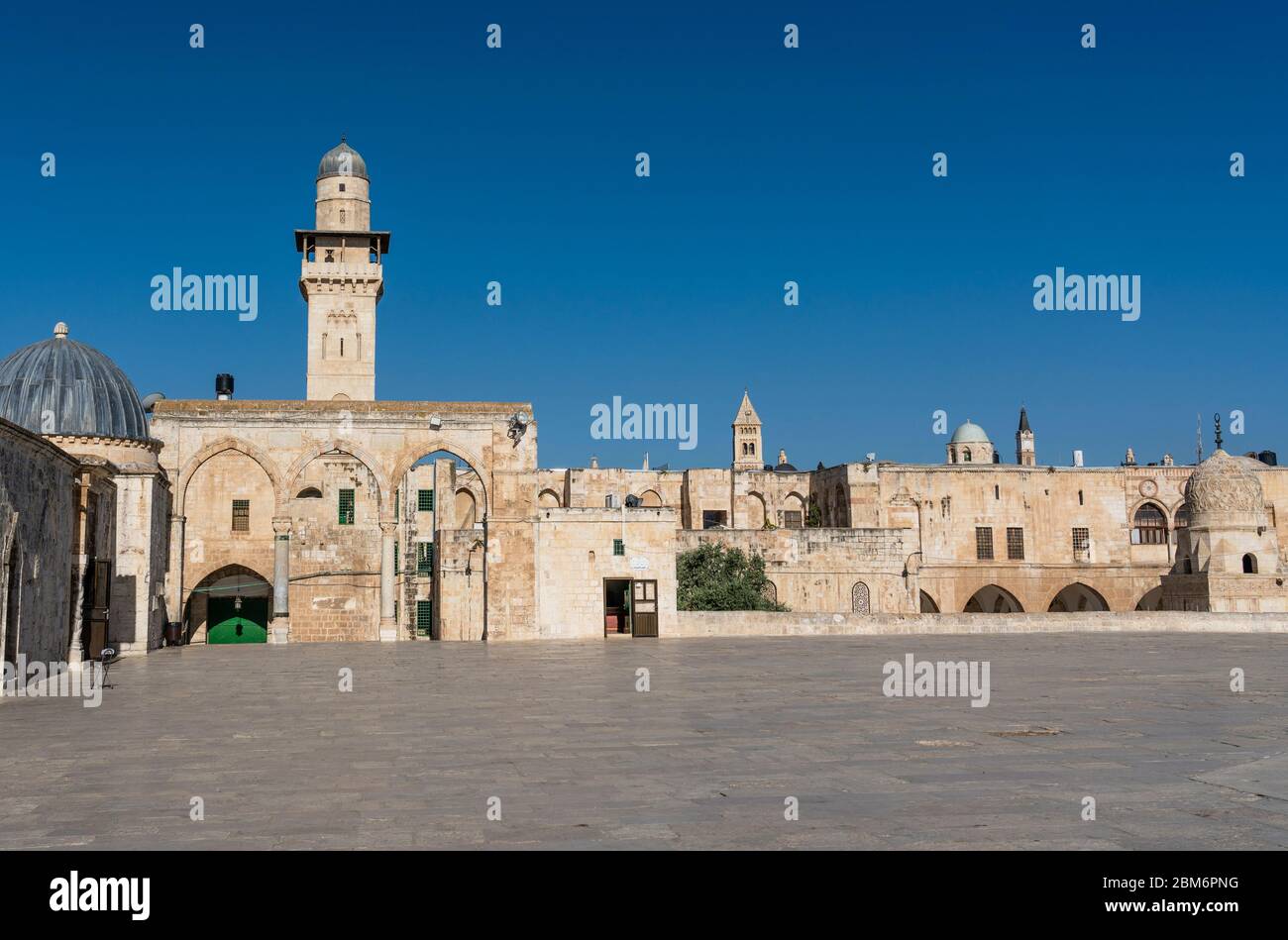 Israël, Jérusalem, le minaret Bab al-Silsila est l'un des quatre minarets du Mont du Temple ou al-Haram ash-Sharif dans la vieille ville. La vieille ville et ses murs sont classés au patrimoine mondial de l'UNESCO. Au centre se trouve le clocher de l'église luthérienne du Rédempteur, avec la grande flèche de l'église Saint-Saviors à droite. Banque D'Images