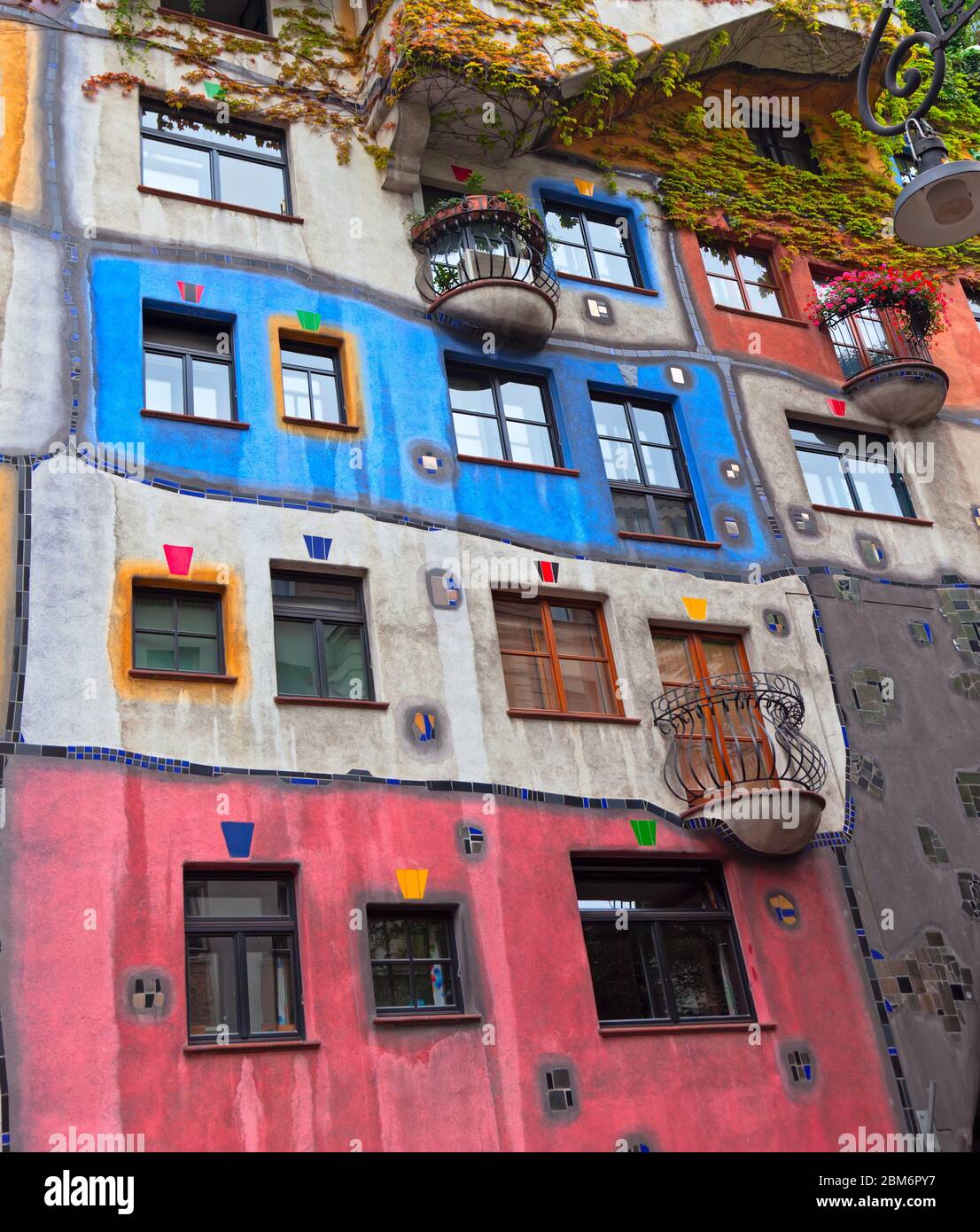 Hundertwasser House (Hundertwasserhaus) - une maison à Vienne, Autriche. Conçu par l'artiste et architecte autrichien Friedensreich Hundertwasser Banque D'Images