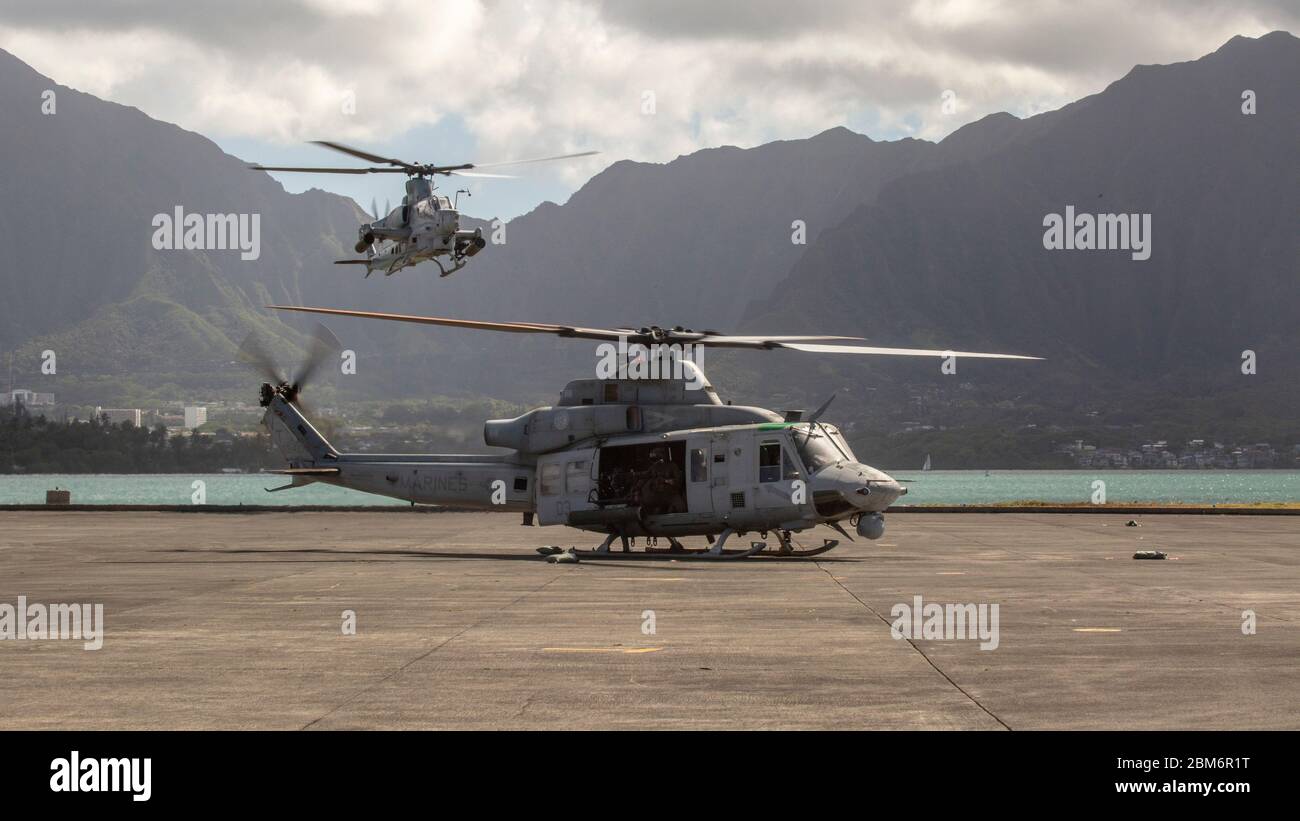 Les Marines des États-Unis, avec le Marine Medium Tiltrotor Squadron 268, effectuent un exercice de point d'armement et de ravitaillement (FARP) avec les UH-1Y Venom et AH-1Z Viper sur la base du corps des Marines à Hawaï, le 5 mai 2020. Le FARP a été mis en place par Marines avec VMM-268, de sorte que les UH-1Y Venom et AH-1Z Viper pourraient se ravitailler en plein milieu de la mission. (ÉTATS-UNIS Photo du corps marin par Cpl. Eric TSO) Banque D'Images