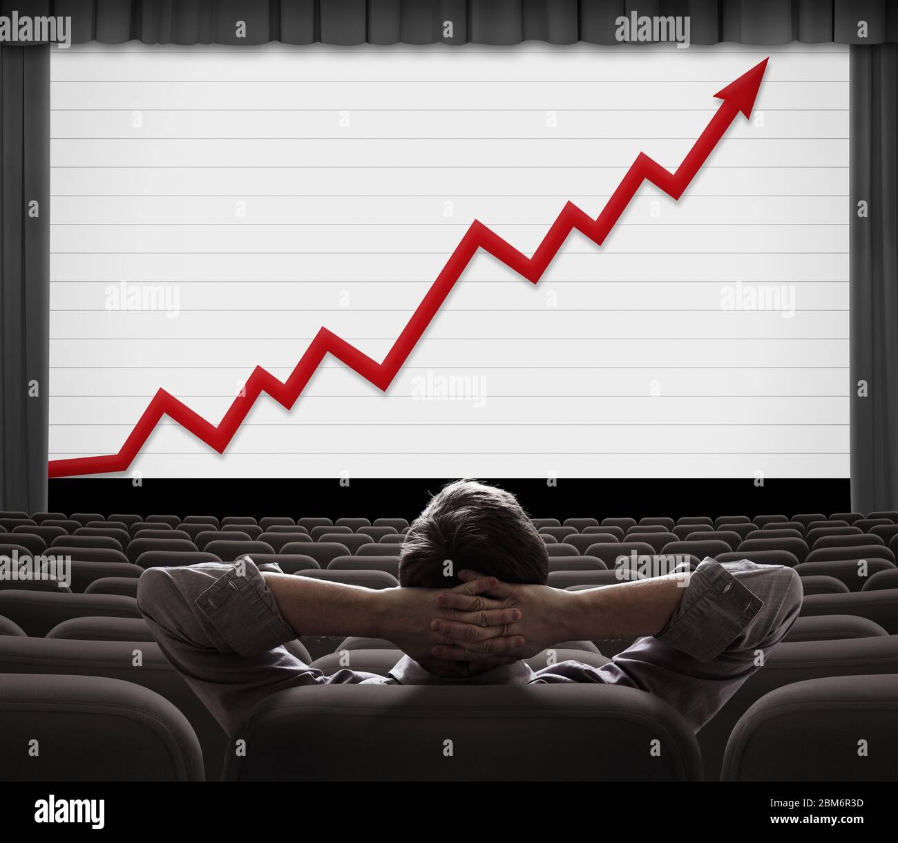 Homme assis et regardant à l'écran avec un diagramme financier croissant Banque D'Images