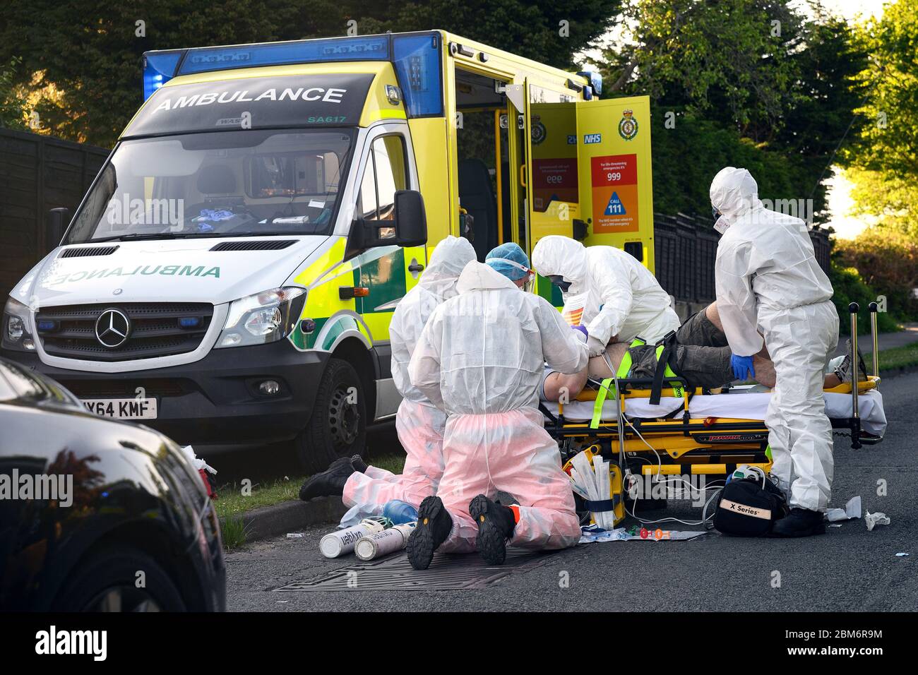 Les équipes d'ambulance et d'ambulance aérienne travaillent à stabiliser un patient présentant des symptômes possibles de COVID-19 qui s'est révélé inconscient ayant subi un arrêt cardiaque en vélo à Botley près de Southampton, Hampshire. Banque D'Images