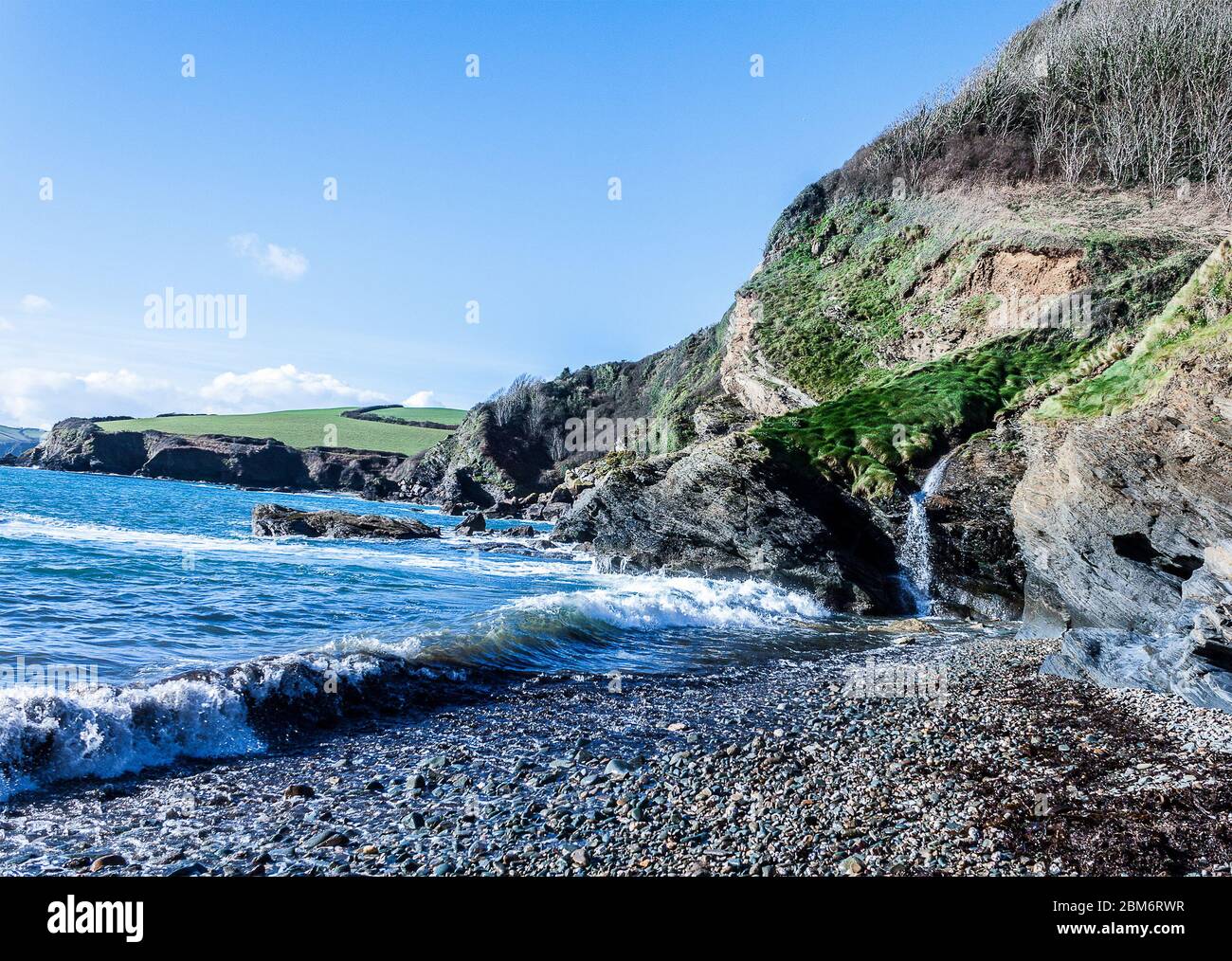 Black Head est une petite crique à la périphérie de St Austell, sur le chemin côtier entre Porthpean et Pentewan. La plage est faite de galets mais le sce Banque D'Images