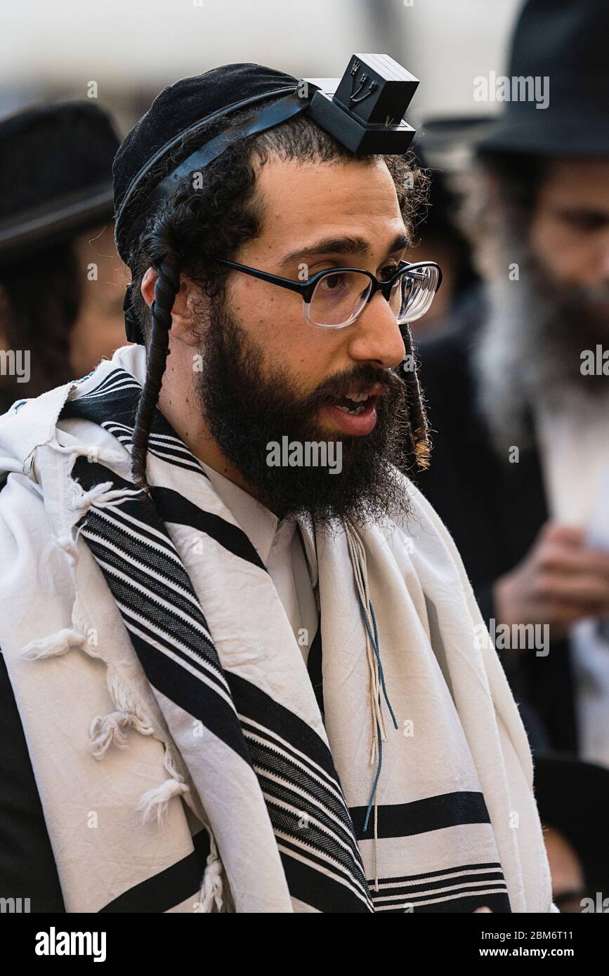 Israël, Jérusalem, le mur occidental, un juif haredique dans le traditionnel tallit - châle de prière - et des chants de tellivie ou de phylactère dans le culte au mur occidental du Mont du Temple dans le quartier juif de la vieille ville. Banque D'Images