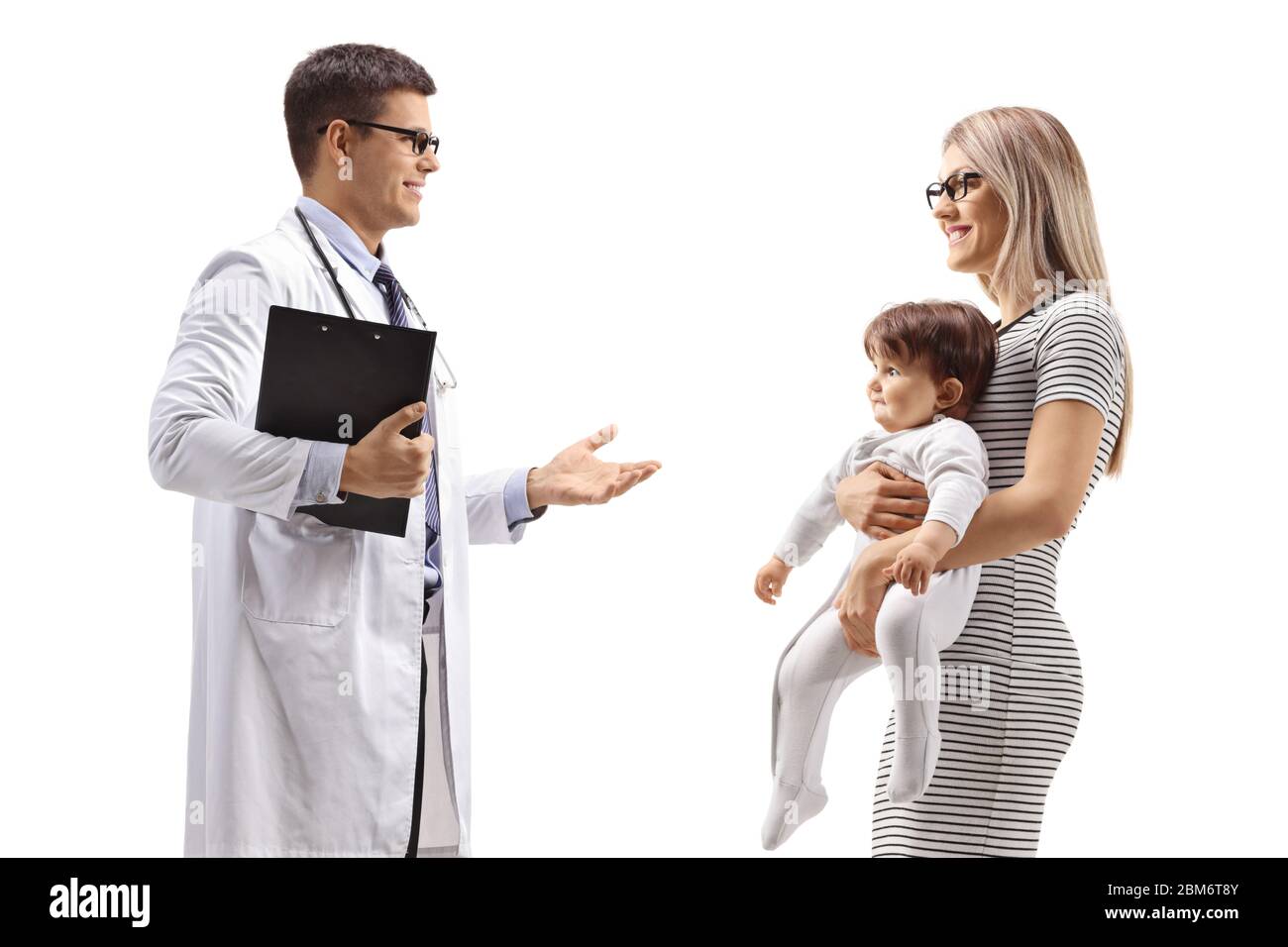 Mère avec un bébé parlant à un médecin pédiatre isolé sur fond blanc Banque D'Images