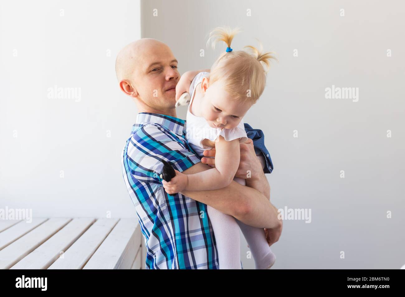 Père avec sa fille joyeuse de bébé. Parent unique. Paternité, fête du père et concept de famille. Banque D'Images