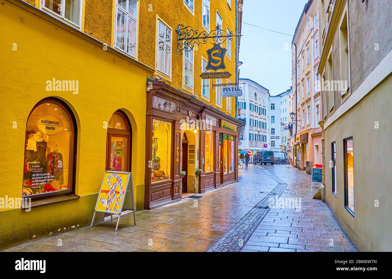 SALZBOURG, AUTRICHE - 1er MARS 2019 : l'étroite rue commerçante historique dans la partie centrale du quartier de Neustadt, le 1er mars à Salzbourg Banque D'Images