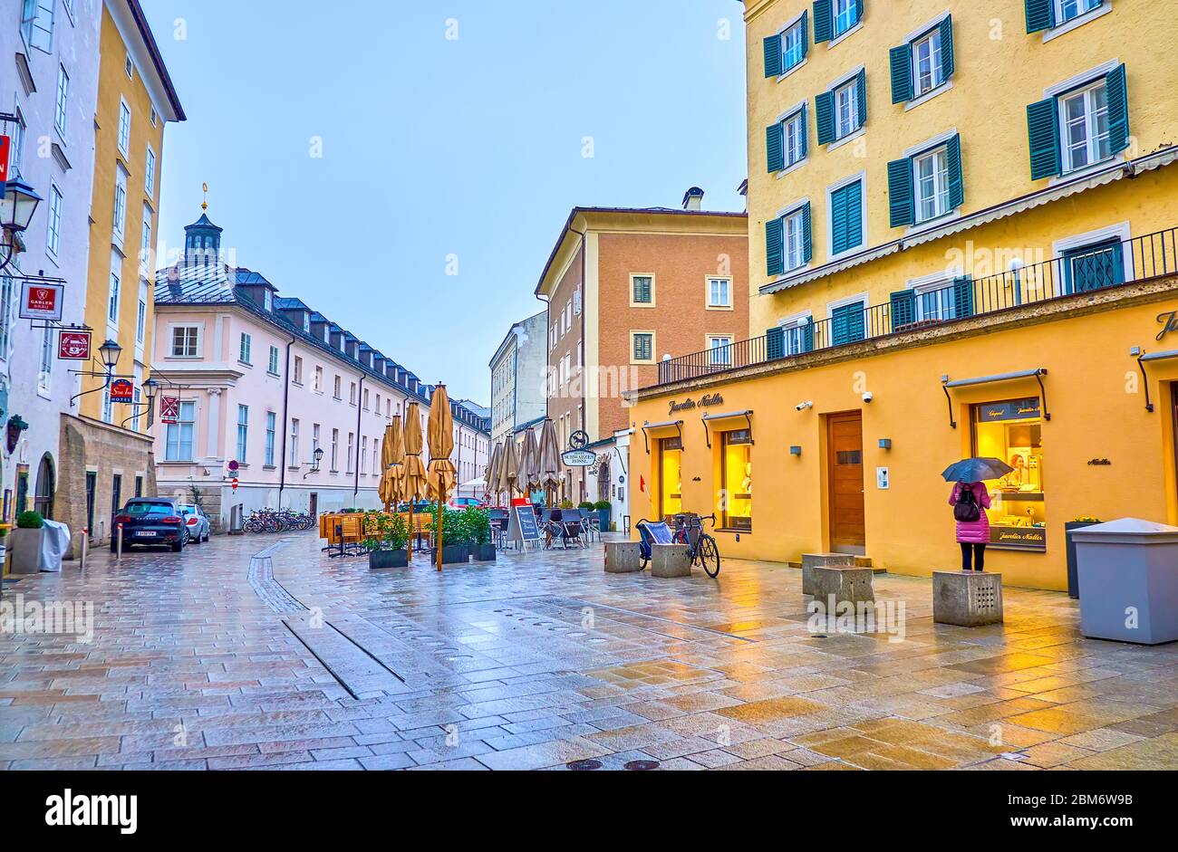SALZBOURG, AUTRICHE - 1er MARS 2019 : tôt le matin dans la rue Linzer, la principale zone commerçante du quartier de Neustadt, le 1er mars à Salzbourg Banque D'Images