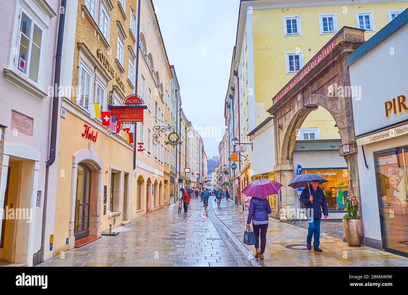SALZBOURG, AUTRICHE - 1er MARS 2019 : activité sur Linzer gasse, la principale rue commerçante historique du quartier médiéval de Neustadt, le 1er mars à Salzbourg Banque D'Images