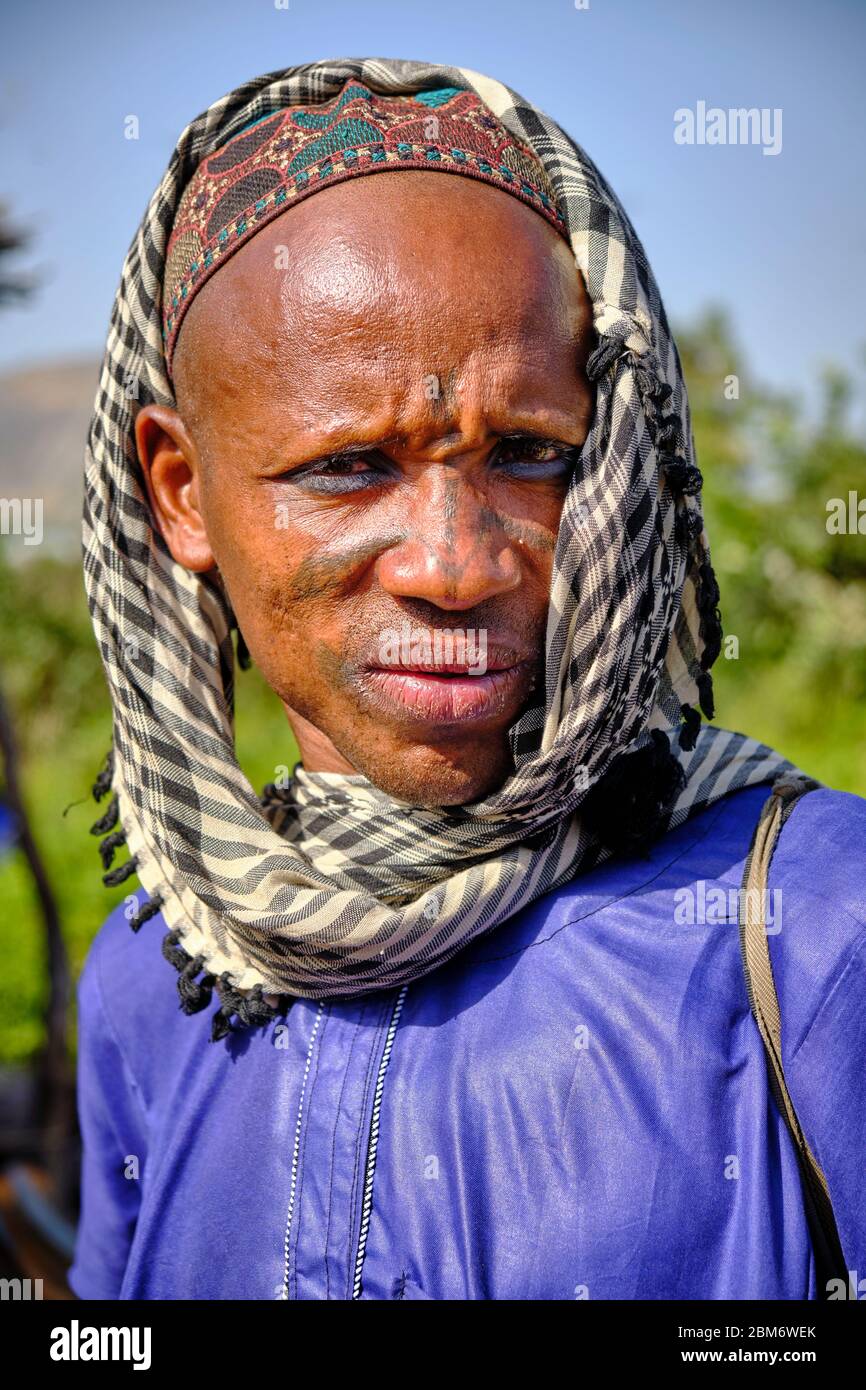Portrait d'un homme fulani avec tatouages faciaux. Banque D'Images