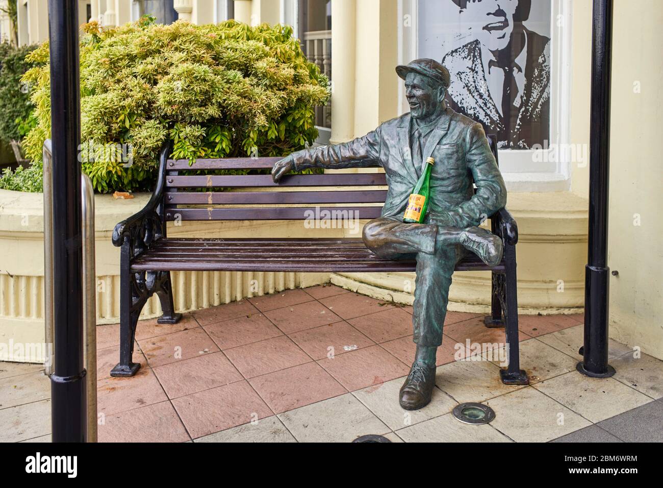 Statue de la sagesse normande avec une bouteille de vin tonique à Douglas, île de Man Banque D'Images