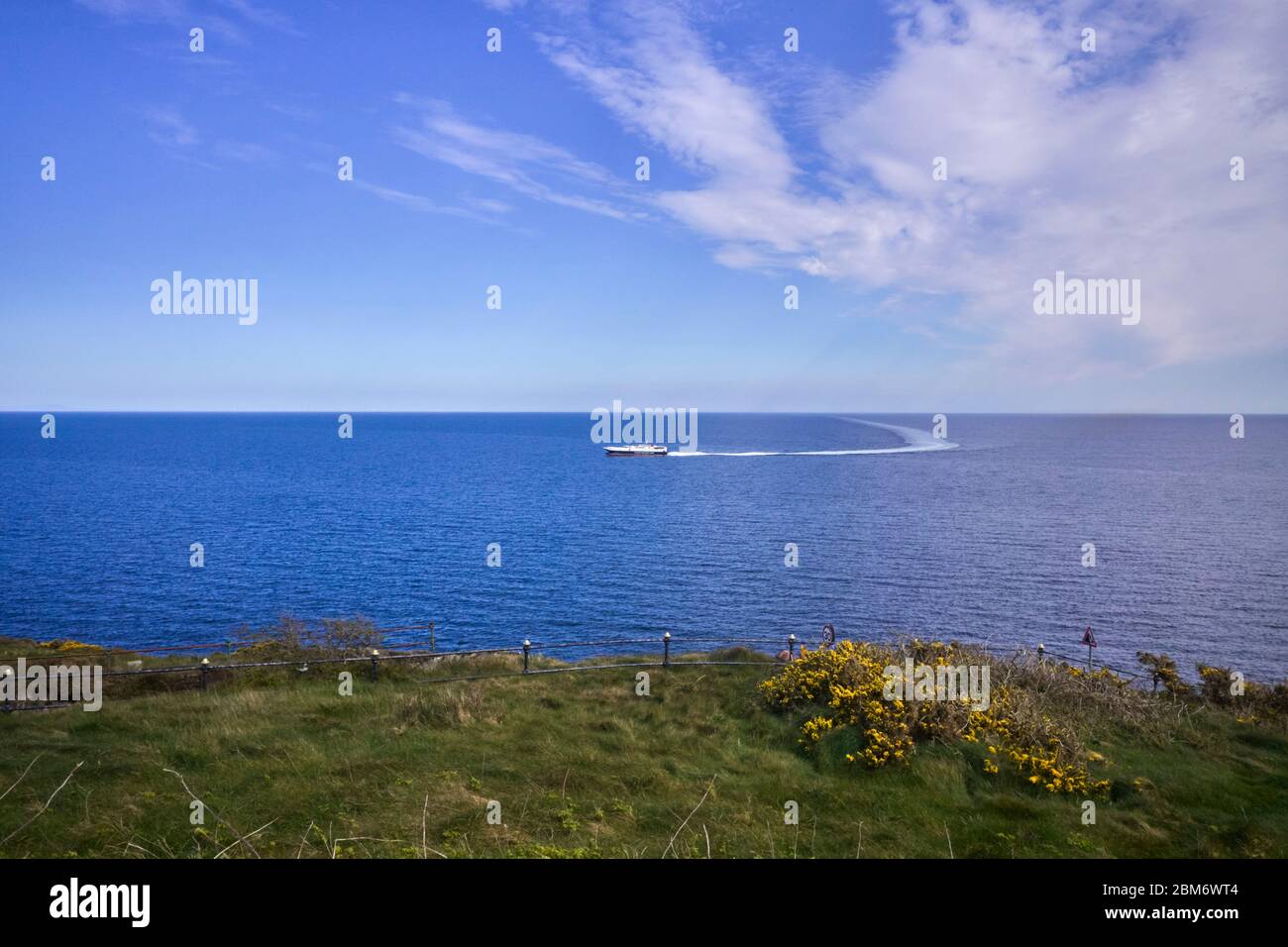 Le SteamPacket, un engin de grande vitesse, Mannan, se transforme dans la mer d'Irlande en arrivant dans le port de Douglas Banque D'Images