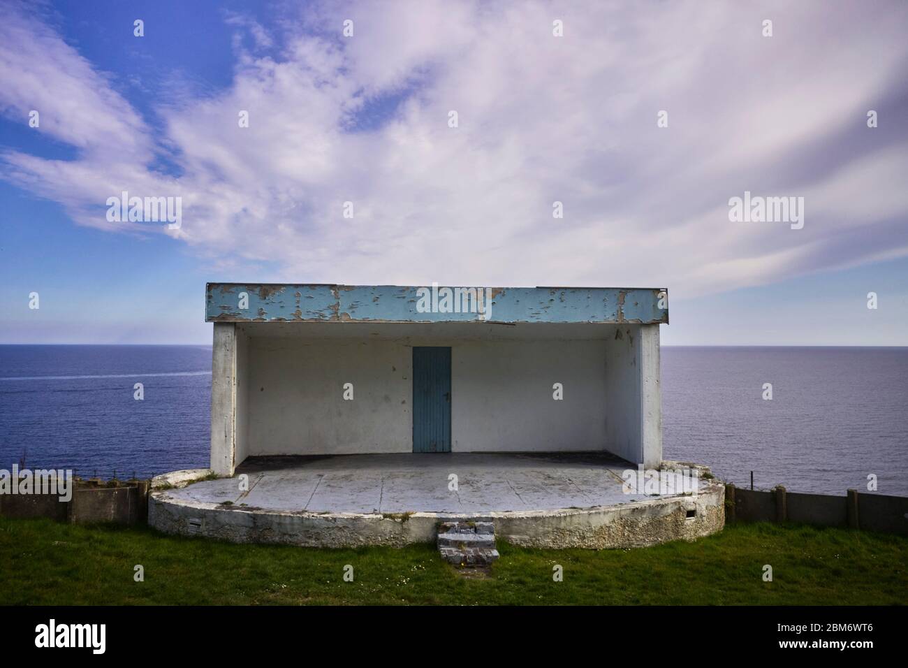Scène de théâtre en plein air abandonnée surplombant la mer d'Irlande sur Douglas Head, île de Man Banque D'Images