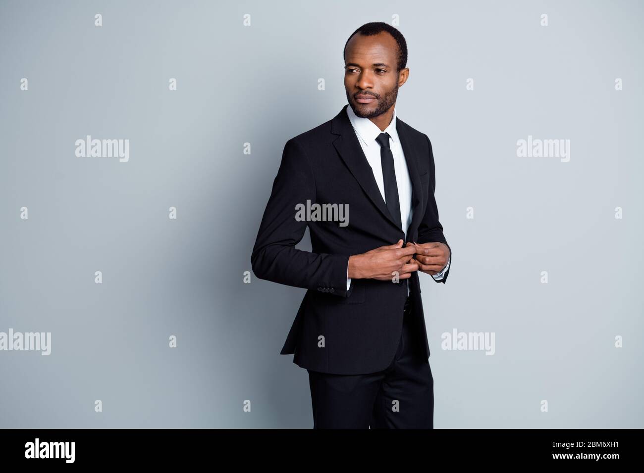 Masculin gentleman afro avocat américain reprssentative bouton de fixation  blazer look copyspace préparer le partenariat d'affaires de réunion porter veste  noir tube Photo Stock - Alamy