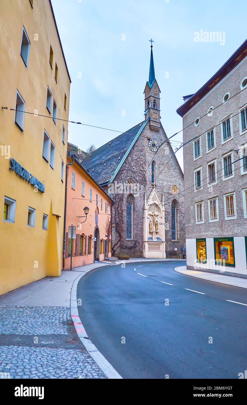 SALZBOURG, AUTRICHE - 1er MARS 2019 : l'étroite rue sinueuses Bugerspitalgasse à Altstadt (vieille ville) menant à l'église médiévale Saint Blasius, le 1er mars Banque D'Images