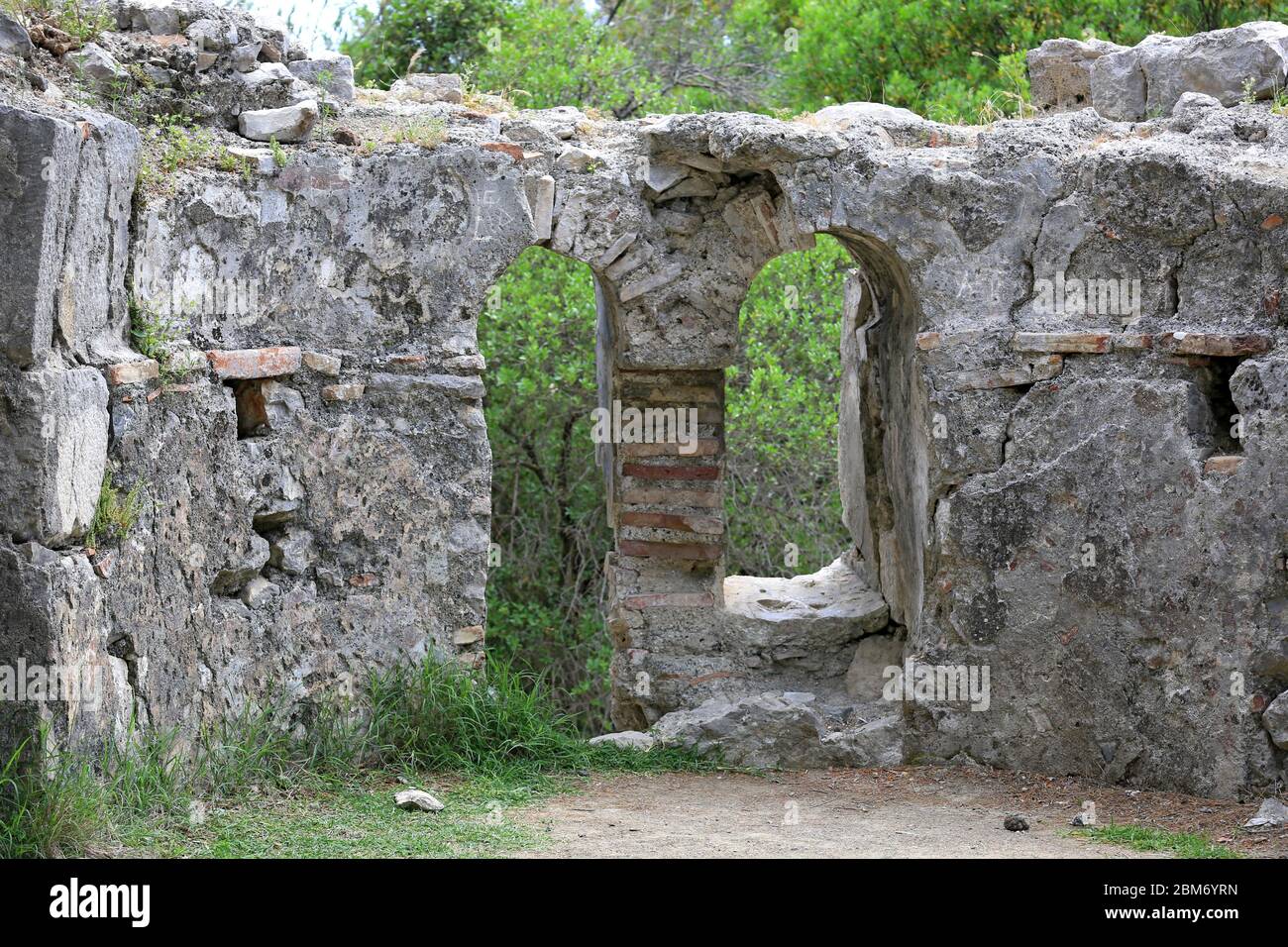 Vue sur la ruine de l'église de Chimera près des évents naturels de Yanartash avec des flammes perpétuelles. Licien Way en Turquie Banque D'Images