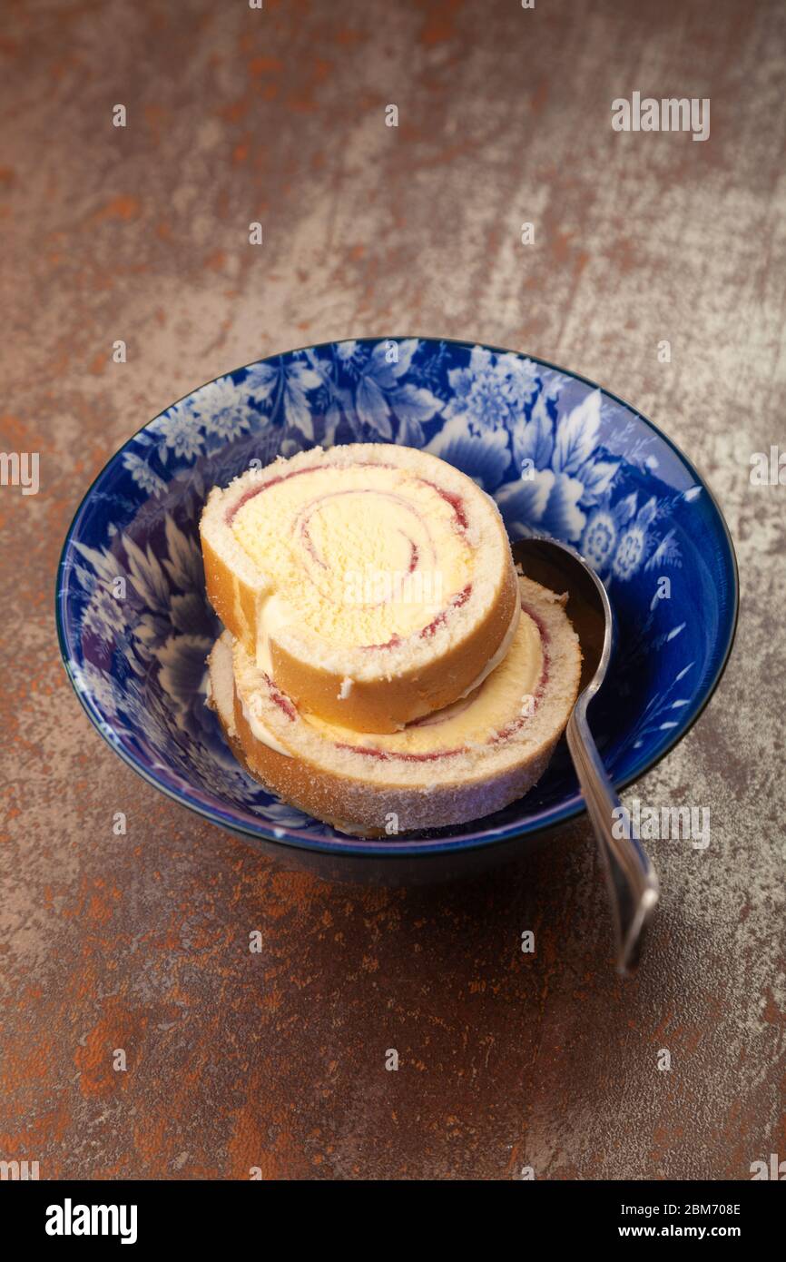 Tranches de dessert Arctic Roll dans un bol Banque D'Images