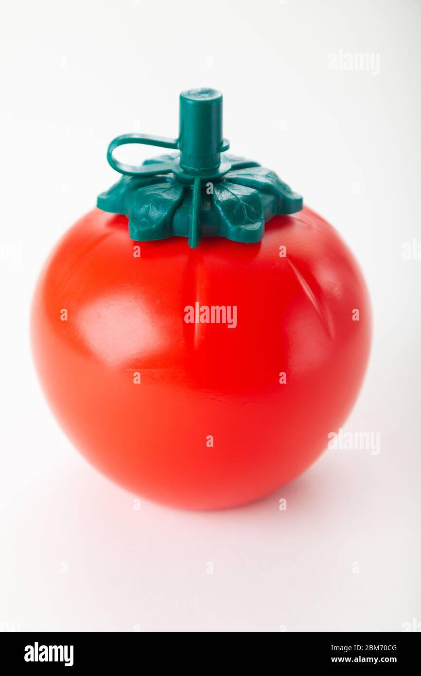 Bouteille de sauce tomate qui ressemble à une tomate rouge avec tige Banque D'Images