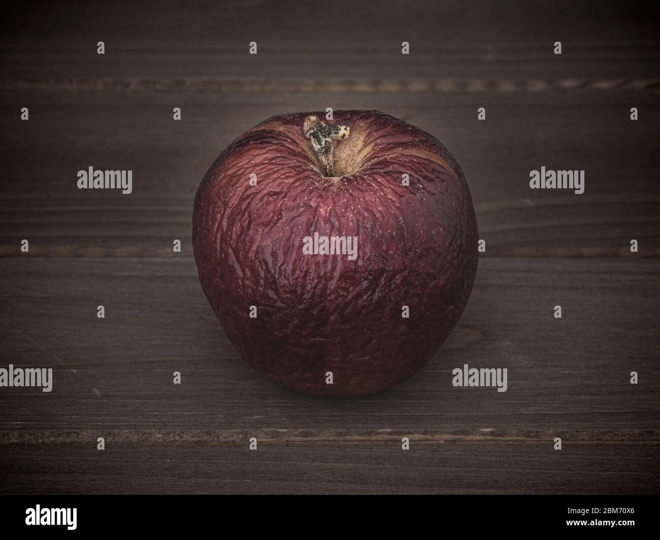 Magnifique arbre jaune dans les Foothills de Californie en automne, par un ciel bleu avec quelques nuages Banque D'Images