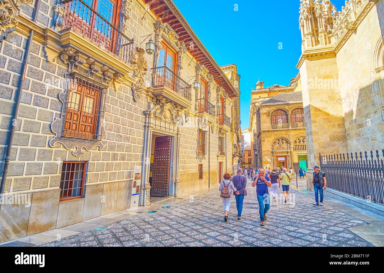 GRENADE, ESPAGNE - 27 SEPTEMBRE 2019 : les touristes marchent dans la Calle Oficios (la Lonja Square), bordée de bâtiments historiques de Capilla Real (Chapelle Royale) an Banque D'Images