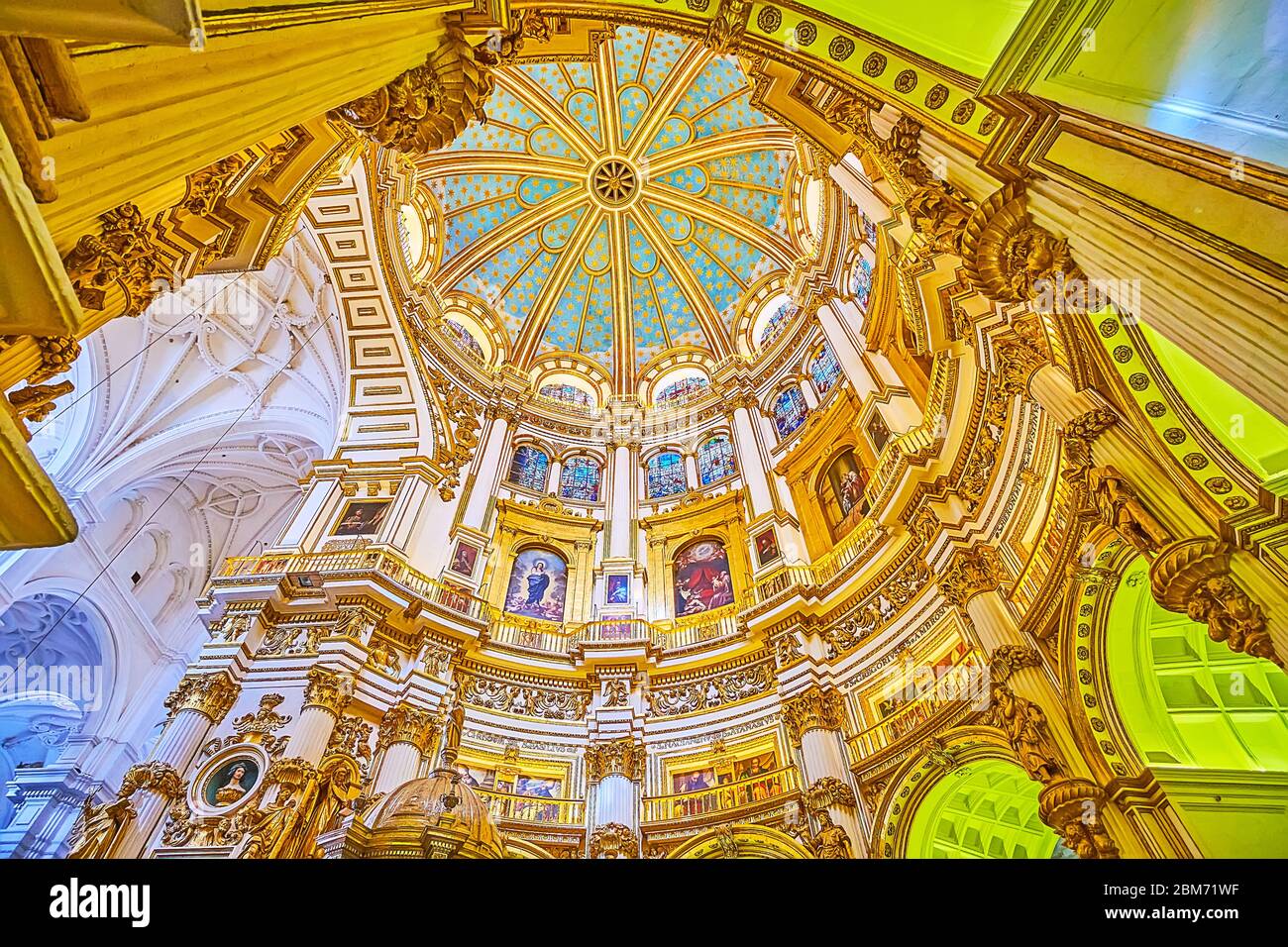 GRENADE, ESPAGNE - 25 SEPTEMBRE 2019 : la coupole intérieure de la chapelle principale (Capilla Major) de la cathédrale avec des étoiles sur le ciel bleu, le plâtre, les guirlandes dorées Banque D'Images