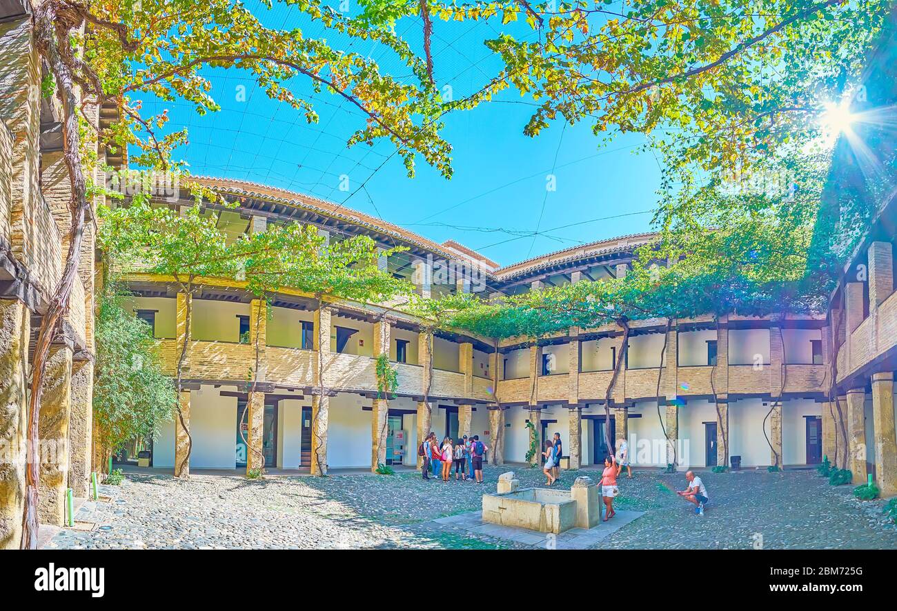 GRENADE, ESPAGNE - 25 SEPTEMBRE 2019 : Panorama de la cour de Corral del Carbon (chantier de charbon) - ancienne Caravanserai (auberge), entrepôt et commerce de gros m Banque D'Images