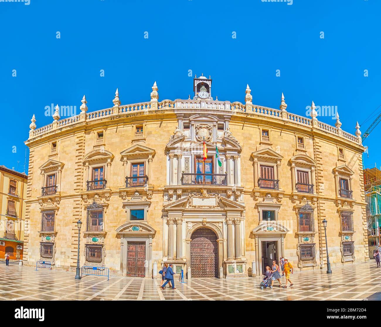 GRENADE, ESPAGNE - 25 SEPTEMBRE 2019 : la façade de l'édifice de la haute Cour de justice, décorée de moulures, portail d'entrée en pierre sculptée et tour d'horloge Banque D'Images