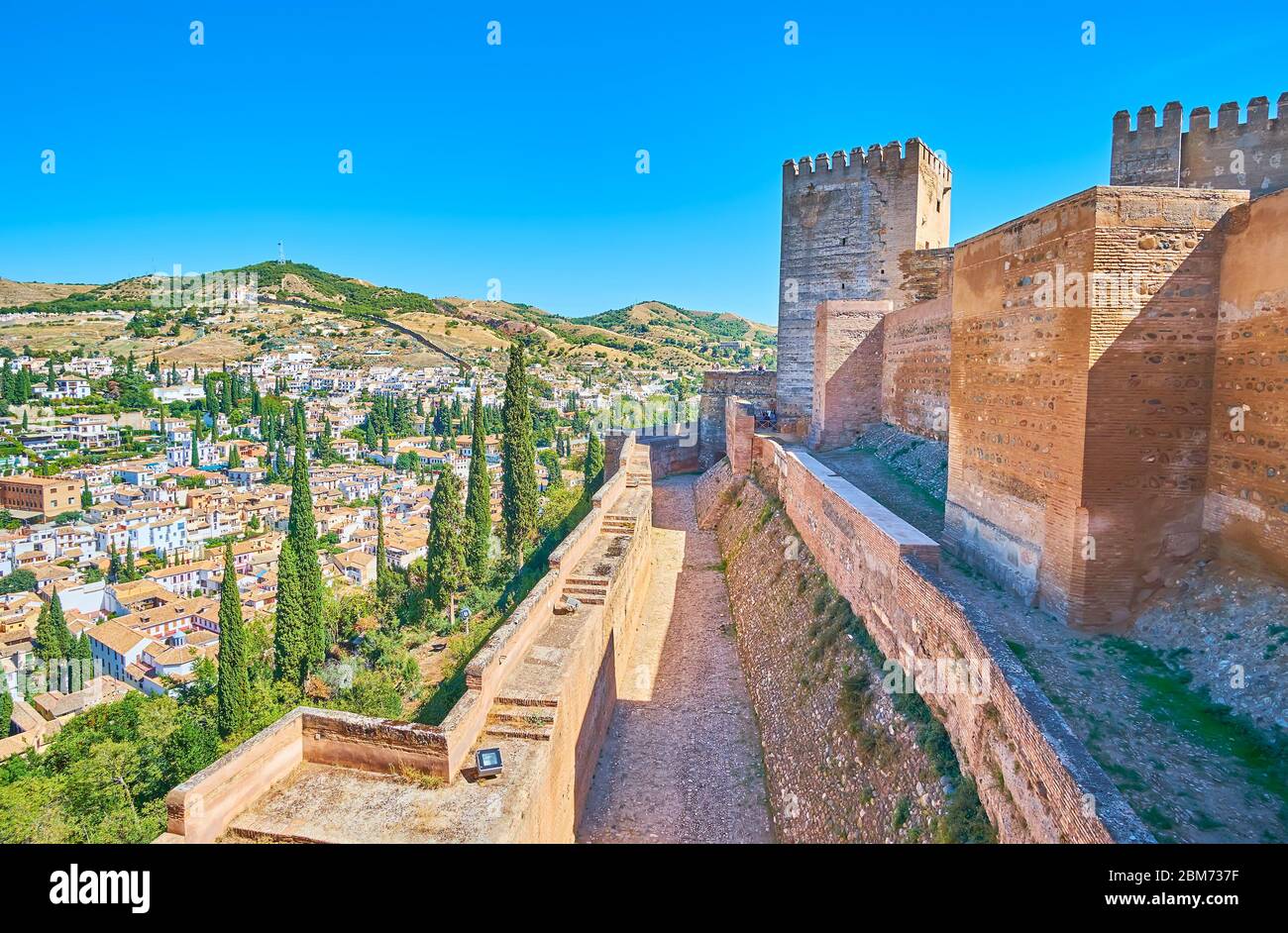 Les remparts massifs de la forteresse Alcazaba du complexe de l'Alhambra, situé au sommet de la colline Sabika à Grenade, en Espagne Banque D'Images