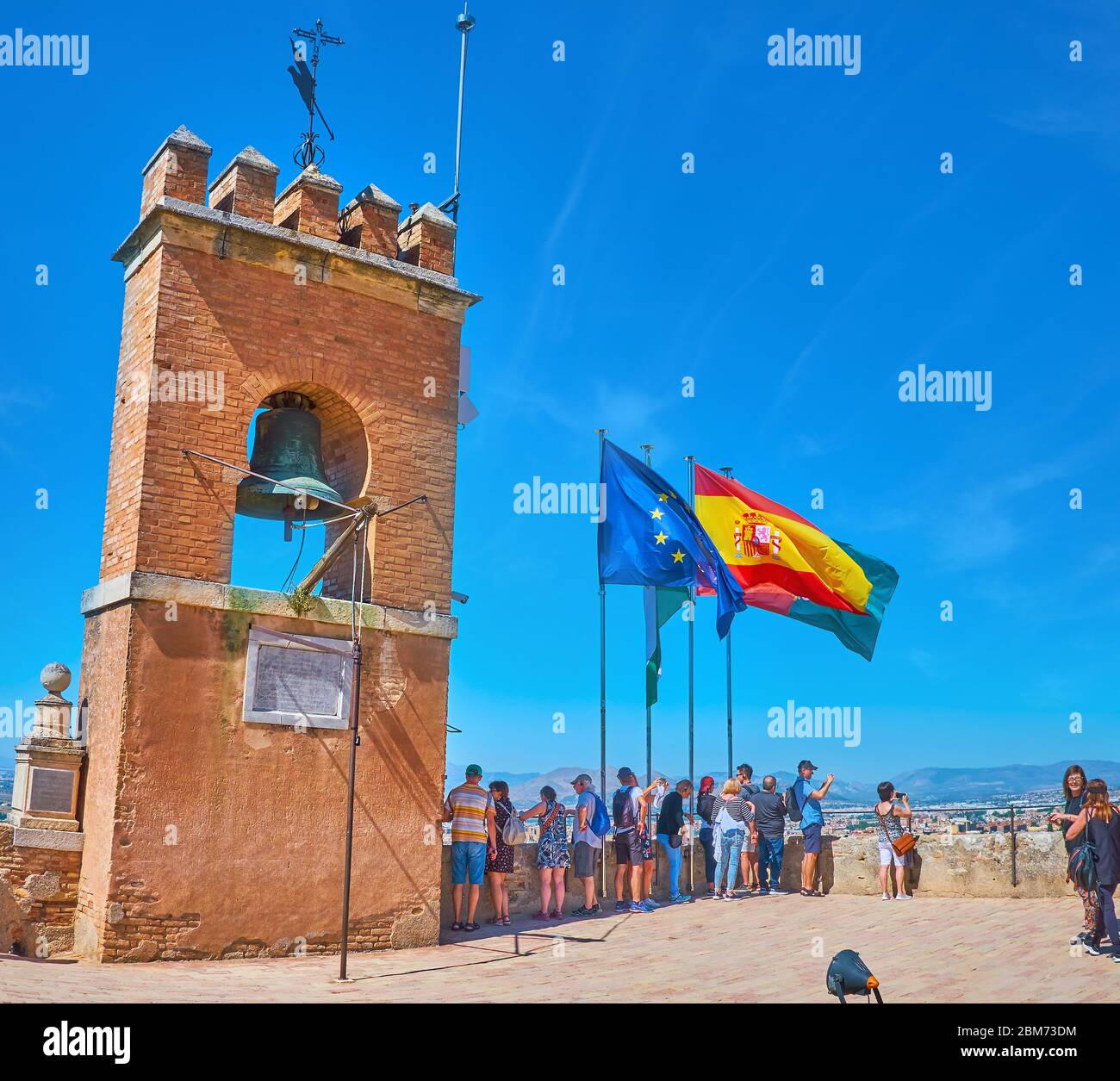 GRENADE, ESPAGNE - 25 SEPTEMBRE 2019 : plate-forme d'observation de la Tour de la montre (Torre de la Vale) de la forteresse Alcazaba (Alhambra) avec beffroi de briques, bronze Banque D'Images