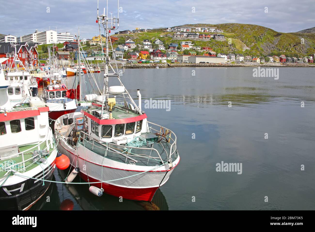 Ville de Hammerfest avec port habour avec bateaux de pêche. Hammerfest est la ville la plus septentrionale du monde avec plus de 10,000 habitants, Norvège. Banque D'Images