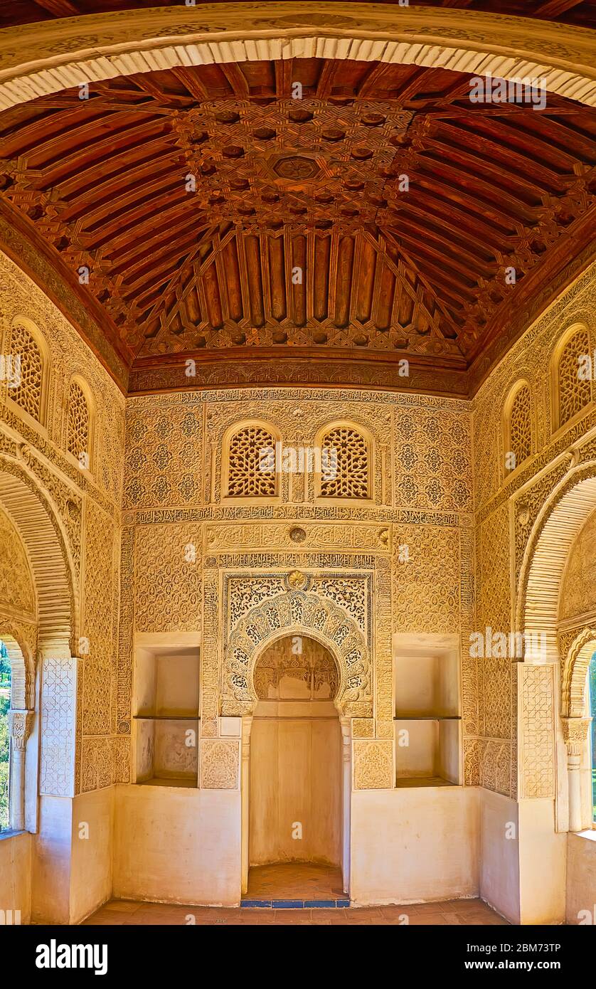 GRENADE, ESPAGNE - 25 SEPTEMBRE 2019 : intérieur de la chapelle partale (oratorio, mosquée) de l'Alhambra avec de riches décors sebka, plafond en bois sculpté et mihrab Banque D'Images