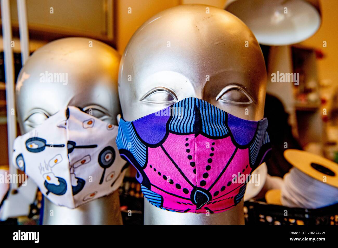 Vue de masques de visage cousus uniques à vendre comme mesure préventive  contre la propagation du coronavirus (COVID-19).a partir du 1er juin, des  masques doivent être portés dans les transports publics. Dans