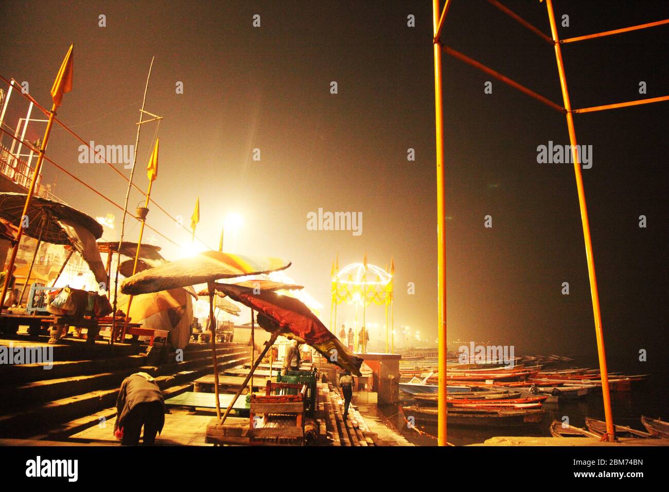 Varanasi Inde ancienne, pèlerins hindous et dévotés architecture de ville Ghats, bateaux, le fleuve Gange, Uttar Pradesh, Inde (Copyright © Saji Maramon) Banque D'Images