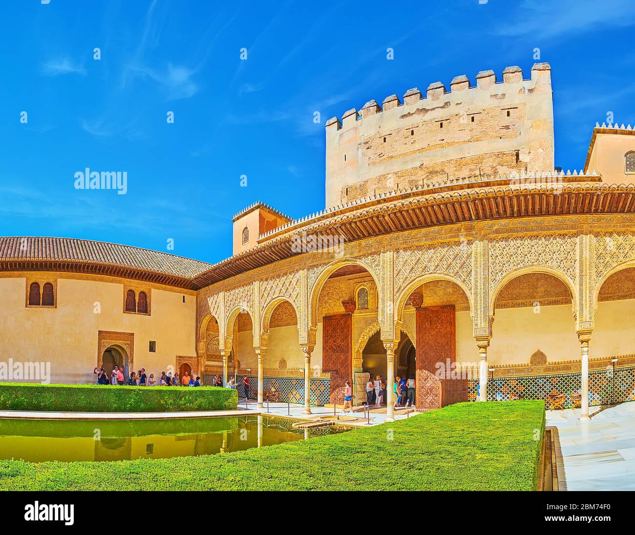 GRENADE, ESPAGNE - 25 SEPTEMBRE 2019 : Cour historique des Myrtles (palais Nasrid, Alhambra) avec buissons de myrtes topiaires, grand étang et arcade de Comares pa Banque D'Images