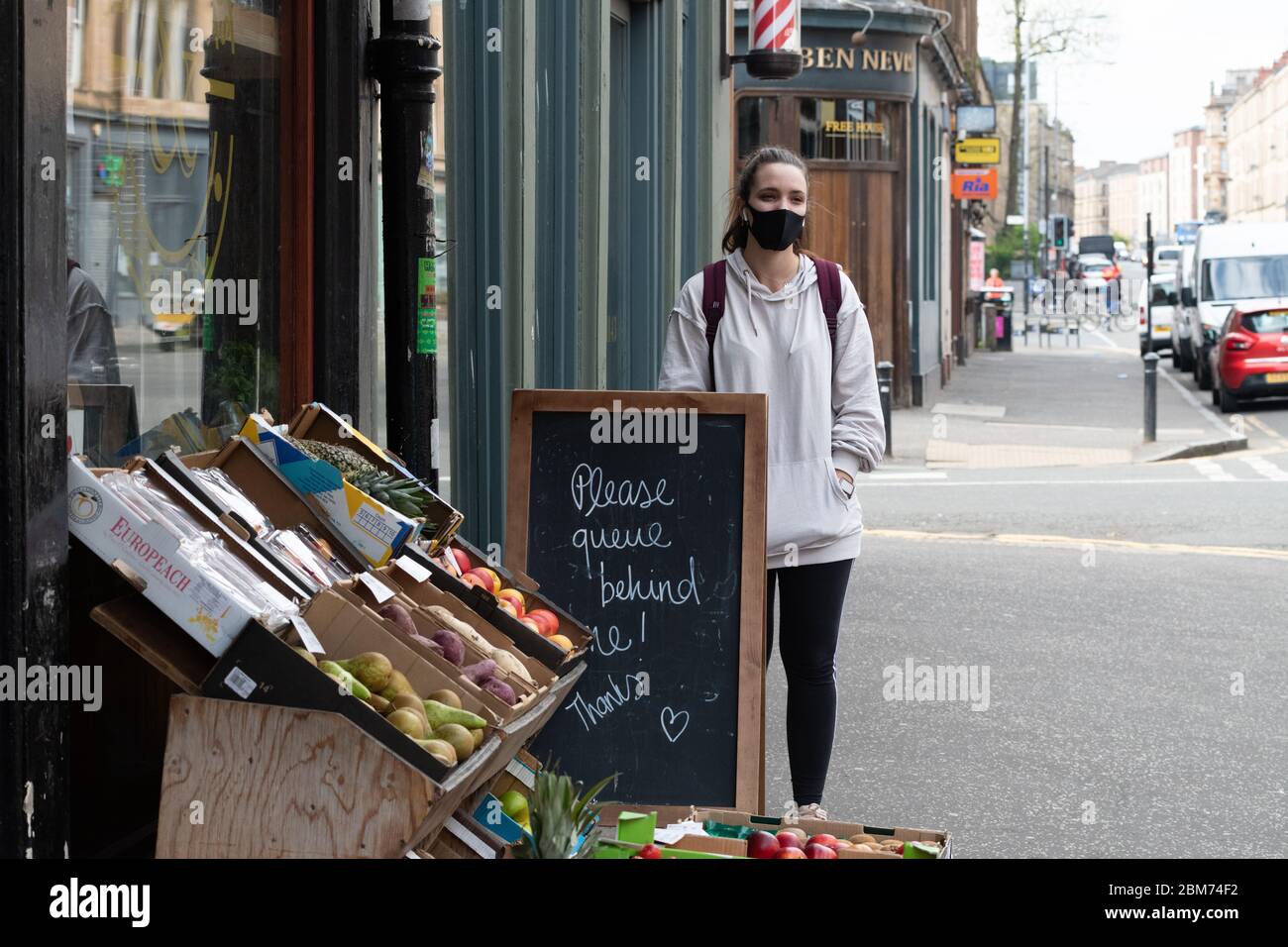 Glasgow, Écosse, Royaume-Uni. 7 mai 2020. Coronavirus LockDown Glasgow, Écosse: Queue Ouside Grocerers Shop à Finnieston, Glasgow crédit: Kay Roxby/Alay Live News Banque D'Images
