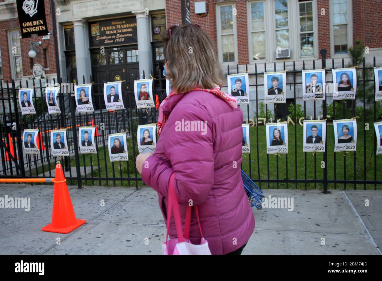 7 mai 2020, New York, New York, États-Unis : Covid19 N.Y.C. 5/7/2020 Madison High School dans la section Midwood de Brooklyn porte plus de 800 photos de leurs aînés parce qu'ils ont dû annuler la cérémonie de remise des diplômes en raison de la pandémie de virus Corona le directeur de l'école voulait honorer les élèves pour leur dur travail. (Image crédit : © Bruce Cotler/ZUMA Wire) Banque D'Images