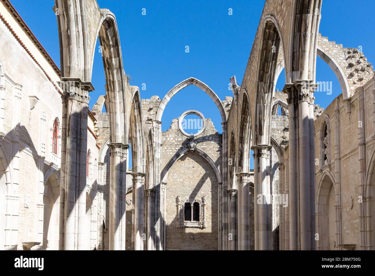 DAS Convento do Carmo ist ein ehemaliges Kloster des Karmeliter-Ordens in der portugiesischen Hauptstadt Lissabon Banque D'Images