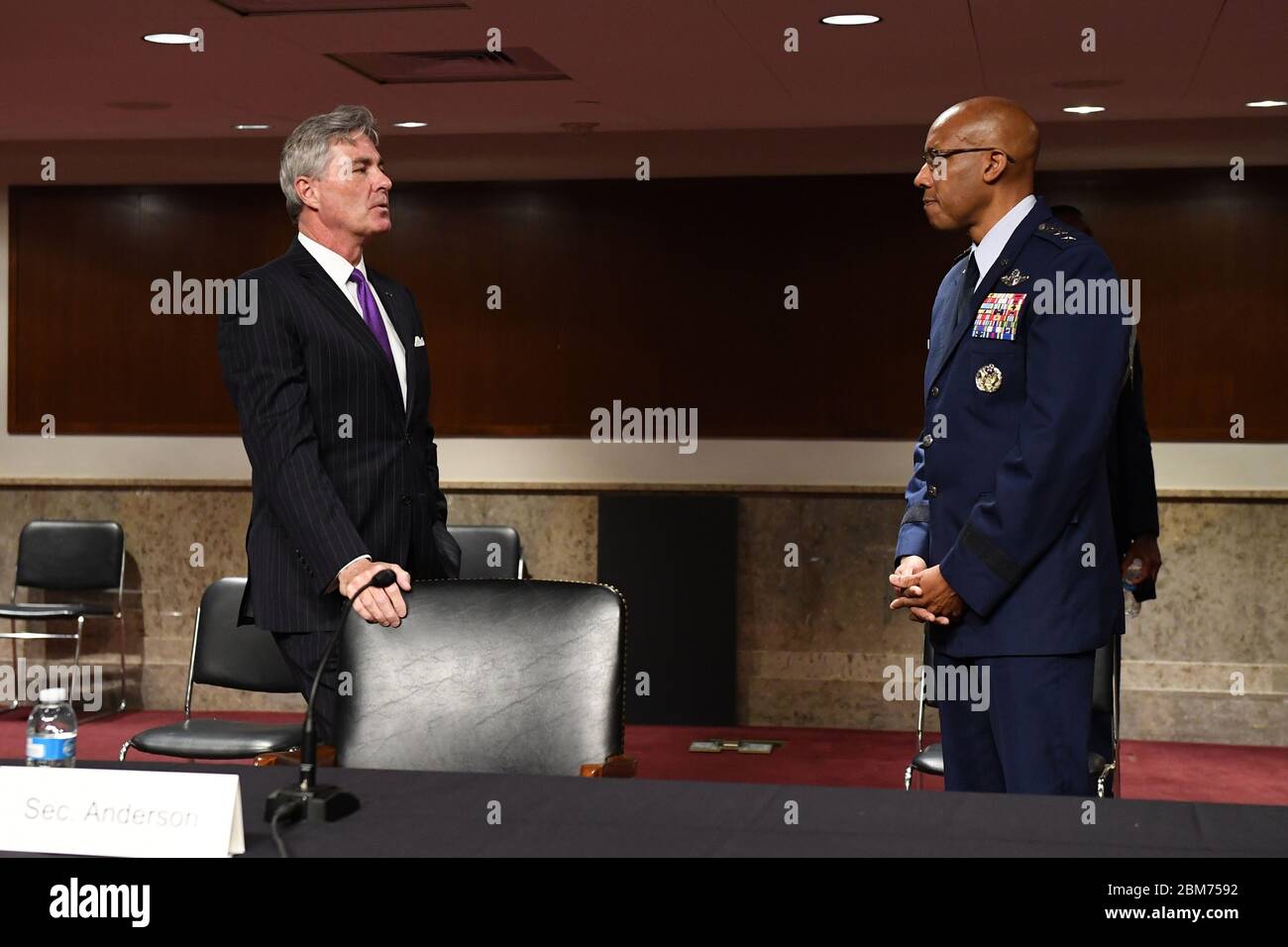 Kenneth Braithwaite, à gauche, nommé secrétaire de la Marine et le général Charles Q. Brown, Jr., à droite, nommé pour renouvellement du mandat au chef d'état-major de l'US Air Force, se préparer à témoigner lors d'une audience des services armés du Sénat américain à Capitol Hill, Washington, DC, le jeudi 7 mai, 2020. Crédit: Kevin Dietsch / Pool via CNP | utilisation dans le monde entier Banque D'Images